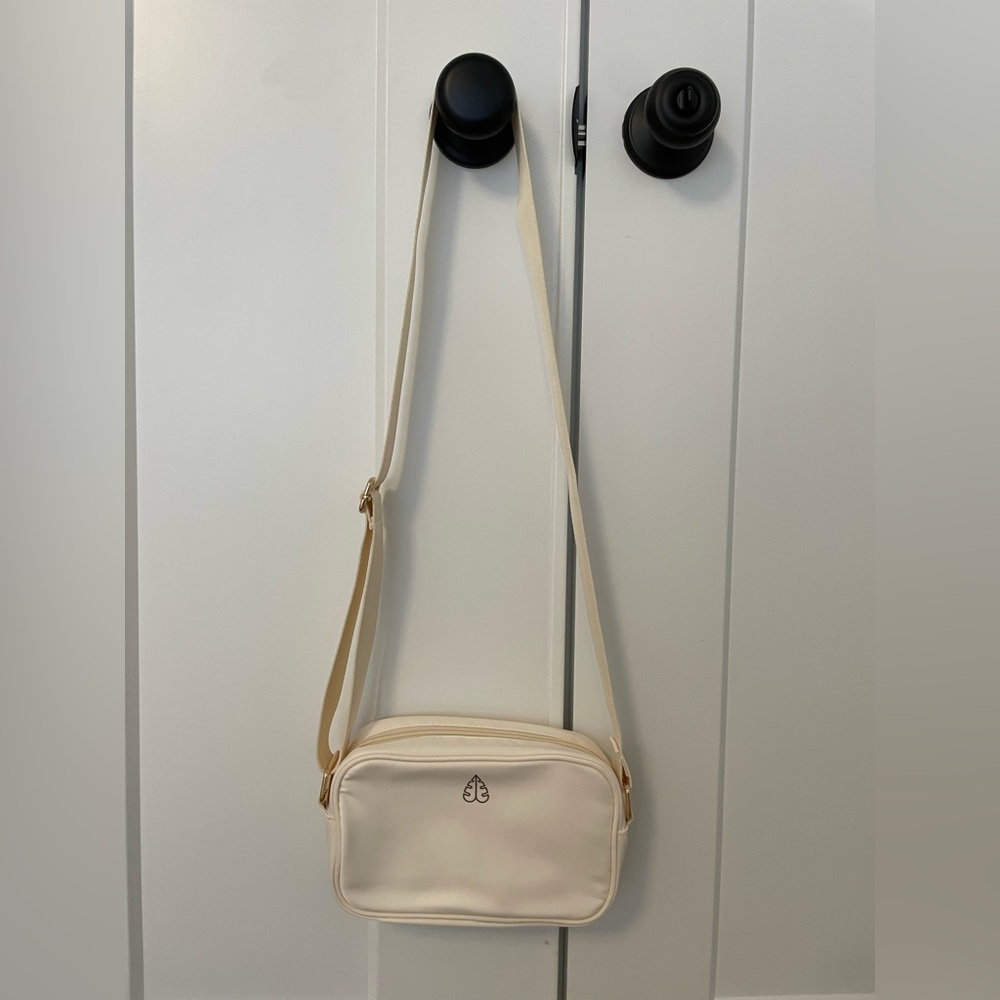 Basic crossbody. Adjustable straps. New, never used. Off white/ peach color!